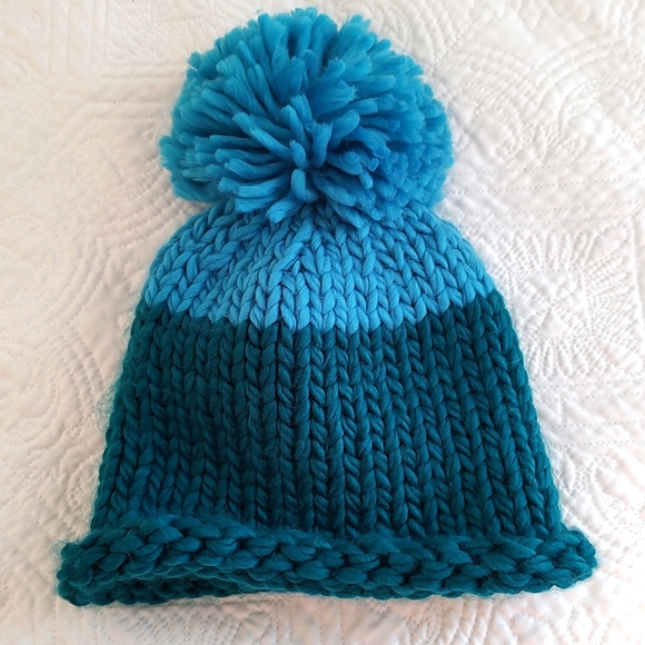 Crown & Ivy Winter Bennie w/Large Pom Pom/ One size - Picture 1 of 4